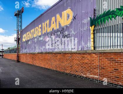 Adventure Island Amusement Park, il vecchio segno e recinzione. Southend-on-Sea, Essex, Inghilterra Foto Stock