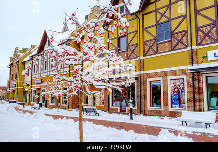 Il piccolo paradiso rosse mele in stile olandese shopping city sono coperti con la prima neve, Kiev. Foto Stock