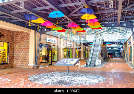 La galleria coperta di Kyiv, città outlet in stile olandese, decorata con ombrelli colorati. Foto Stock