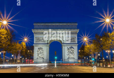 L'Arco Trionfale è uno dei monumenti più visitati di Parigi.it onori coloro che morirono e combattuto per la Francia. Foto Stock