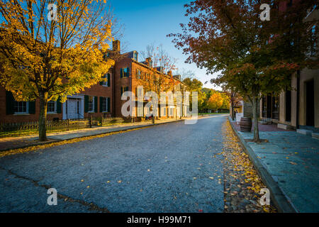 Colore di autunno ed edifici sulla Shenandoah Street, in harpers Ferry, West Virginia. Foto Stock