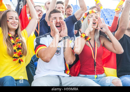 Il tedesco gli appassionati di calcio allo stadio tifo Foto Stock