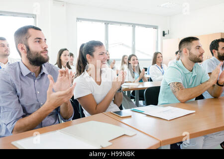 I lavoratori del settore sanitario in classe di formazione battimani Foto Stock