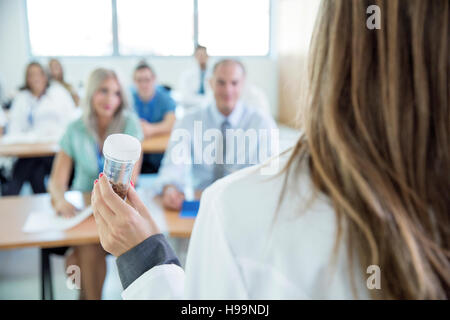 Medico donna spiegando farmaco per gli studenti Foto Stock