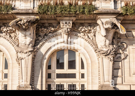 Due dei quattro atlanti scolpiti ornano la facciata dell'hotel de ville, o municipio, a Tours in Francia. Foto Stock