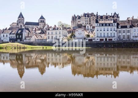 La piccola cittadina di Saint Aignan riflettente nel fiume Cher su una calda giornata di primavera. Lo chateau si vede profilarsi oltre la città sottostante. Foto Stock