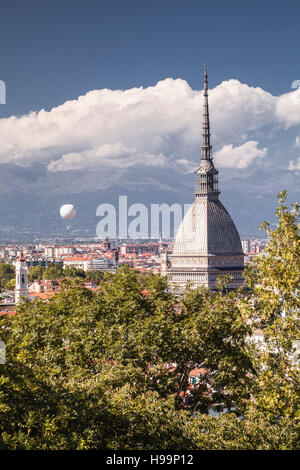 I tetti della città di Torino con la Mole Antonelliana. Foto Stock