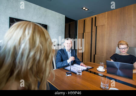 La gente di affari avente una riunione nella sala conferenze Foto Stock