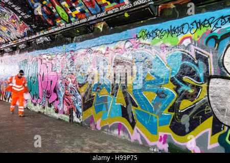 Leake Street, noto anche come graffiti, Tunnel sotto la stazione ferroviaria di Waterloo, Lambeth, London, SE1, UK. Foto Stock