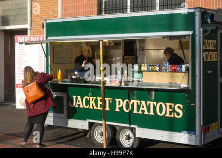 Una donna comprare generi alimentari da una camicia di patate in stallo Gilkes Street Middlesbrough Foto Stock