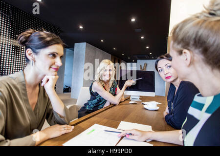 Gruppo di imprenditrici avente una riunione Foto Stock