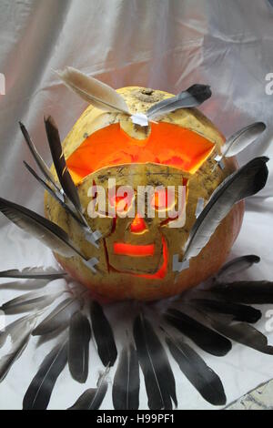 Succosa grande zucca arancione con cranio in pirate hat decorate feathes lanterna sulla notte di Halloween party Foto Stock