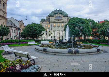 KOSICE, la Slovacchia - Sep 20: Il Statne Divadlo (Teatro di Stato) grandioso edificio a Kosice, Slovacchia, 20 settembre 2013. Questo edificio è stato design in Foto Stock