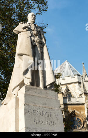 Statua di George V fuori dall'abbazia di Westminster in Parliament Square, Londra, Inghilterra, Regno Unito Foto Stock