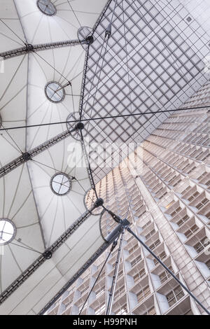 Abstract di La Grande Arche nel quartiere della Défense di Parigi. Foto Stock