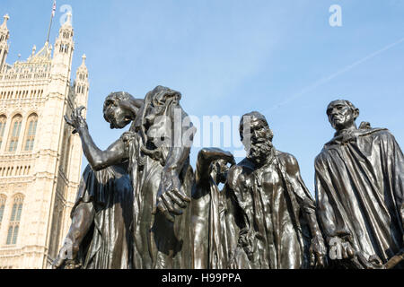 Burghers of Calais statue in bronzo nei Victoria Tower Gardens, accanto alle Houses of Parliament, Londra, Inghilterra, Regno Unito Foto Stock