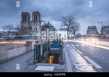 Cattedrale di Notre Dame de Paris nel centro di Parigi. Foto Stock