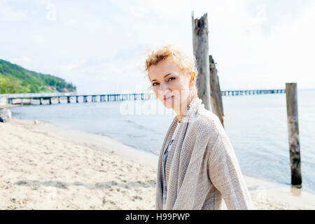 Ritratto di donna con capelli biondi sulla spiaggia Foto Stock