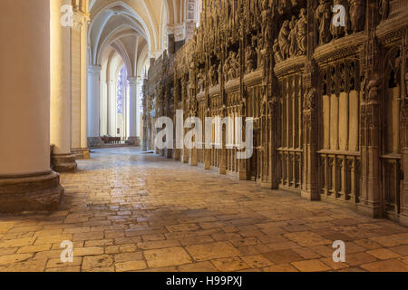 Il splendidamente scolpito nella schermata del coro dentro la cattedrale di Chartres. Foto Stock