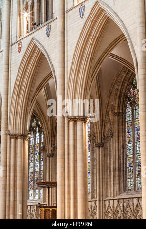 Archi gotici nella navata della cattedrale di York Minster Cathedral. Uno dei migliori esempi di architettura gotica in Europa. Foto Stock