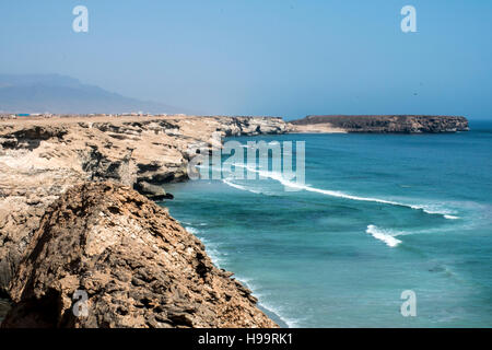 Vista coastside Taqah città plateau Salalah Dhofar Sultanato di Oman Foto Stock