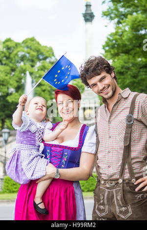 I genitori e la figlia sventola bandiera europea Foto Stock