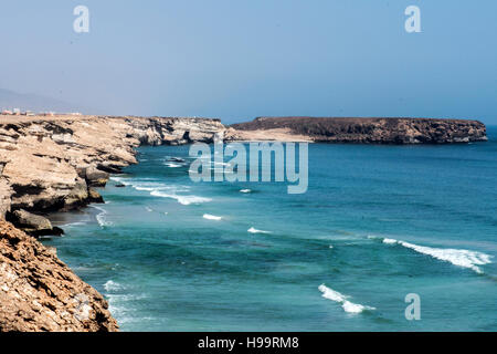 Vista coastside Taqah città plateau Salalah Dhofar Sultanato di Oman 3 Foto Stock