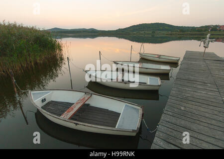 Barche nel lago interno, Tihany, Ungheria Foto Stock