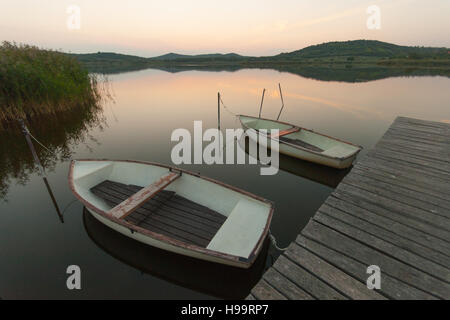 Barche nel lago interno, Tihany, Ungheria Foto Stock