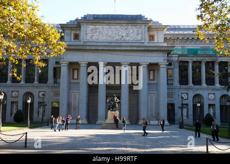 Madrid Spagna Velasquez statua Museo El Prado persone turisti Foto Stock