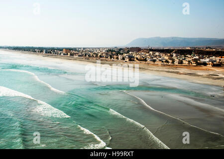 Vista coastside Taqah città plateau Salalah Dhofar Sultanato di Oman 12 Foto Stock