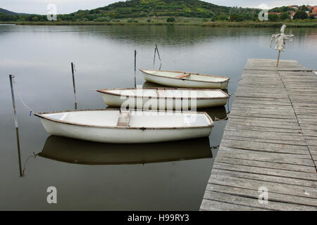 Barche nel lago interno, Tihany, Ungheria Foto Stock