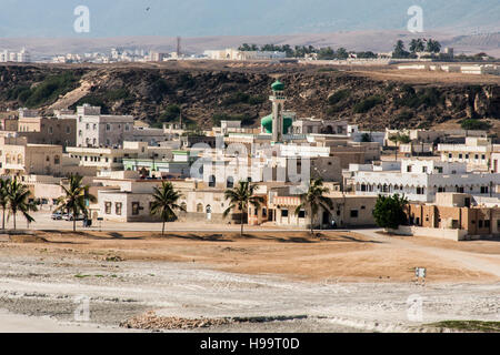 Vista coastside Taqah città plateau Salalah Dhofar Sultanato di Oman 15 Foto Stock