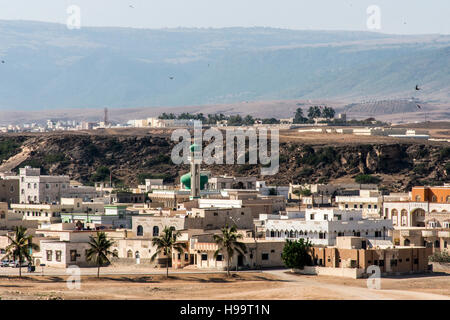 Vista coastside Taqah città plateau Salalah Dhofar Sultanato di Oman 17 Foto Stock