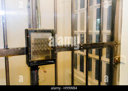 Interfono e acciaio porte sbarrate in una prigione, coperto di perspex temprato per la protezione. Foto Stock
