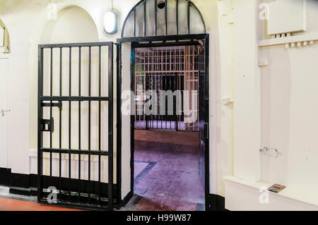 Acciaio porte sbarrate in Crumlin Road gaol, una prigione vittoriano modellata su Pentonville a Londra. Foto Stock