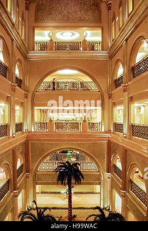 Di colore oro atrium in una delle camere da letto ali dell'Emirates Palace Hotel Foto Stock