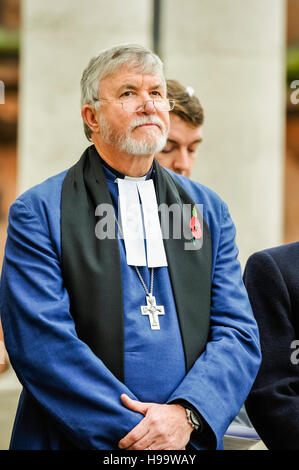 Belfast, Irlanda del Nord. 13 nov 2016 - Rev Bill Mullally, presidente della Chiesa metodista in Irlanda, dà un indirizzo al ricordo servizio domenicale a Belfast City Hall il Cenotafio. Foto Stock