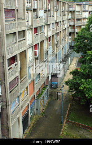 Sheffield, Yorkshire Regno Unito. Settembre 2016. A fianco della collina del parco immobiliare di alloggiamento che è impostato per la rigenerazione da sviluppatori Foto Stock