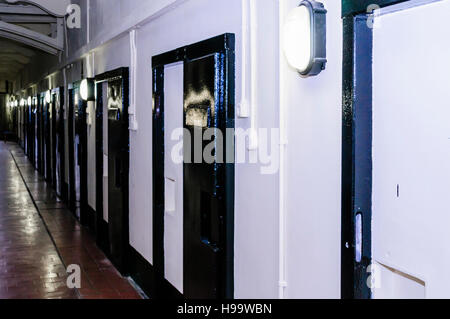 Fila di porte di cella all'interno di Crumlin Road gaol, una prigione vittoriano modellata su Pentonville a Londra. Foto Stock