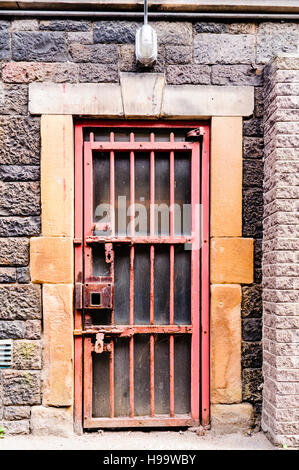 Acciaio porte sbarrate in Crumlin Road gaol, una prigione vittoriano modellata su Pentonville a Londra. Foto Stock