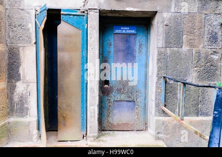 Acciaio porte sbarrate in Crumlin Road gaol, una prigione vittoriano modellata su Pentonville a Londra. Foto Stock