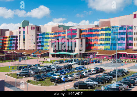 ZWOLLE, Paesi Bassi - 4 Aprile 2016: ingresso colorato dell'ospedale Isala. È la più grande non ospedale accademico nei Paesi Bassi con oltre 1,1 Foto Stock