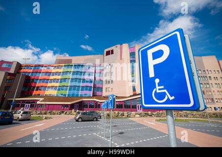 ZWOLLE, Paesi Bassi - 4 Aprile 2016: ingresso colorato dell'ospedale Isala. È la più grande non ospedale accademico nei Paesi Bassi con oltre 1,1 Foto Stock