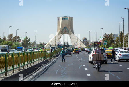 Azadi Tower, precedentemente noto come la Torre di Shahyad, situato in Piazza Azadi nella città di Tehran, Iran. Vista dalla strada Azadi Foto Stock