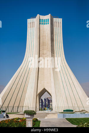 Azadi Tower, precedentemente noto come la Torre di Shahyad, situato in Piazza Azadi nella città di Tehran, Iran. Vista dalla strada Azadi Foto Stock