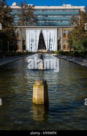 Il Trono di marmo (Takht e Marmar) edificio costruito nel 1806 per ordine di Fath Ali Shah, parte del palazzo Golestan nella città di Tehran, Iran Foto Stock