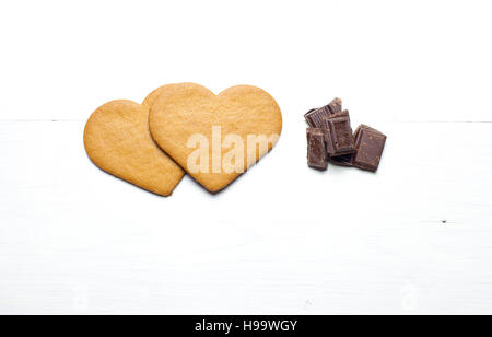 A forma di cuore ad Gingerbread cookie con pezzi di cioccolato. Foto Stock