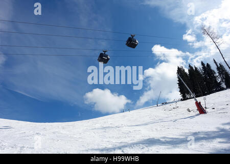 Jasna resort, LIPTOV, Slovacchia - 31 Marzo 2016: cielo blu e due cabine di nuovo ascensore moderno Funitel sul Jasna ski resort, Bassi Tatra, Slovacchia. Foto Stock