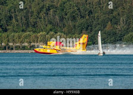 Canadail 415 caricare acqua dal lago di Viverone in Italia Foto Stock